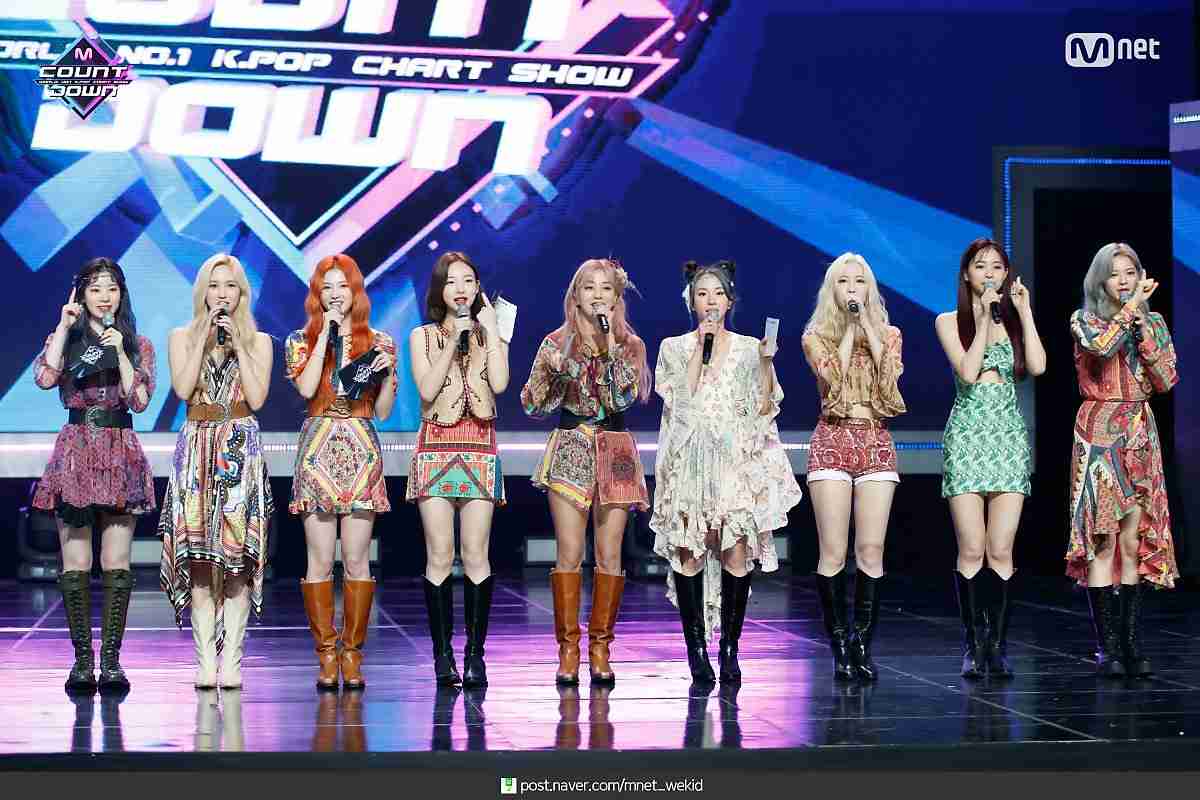 NiziU、12月2日に正式デビュー …シングル「Step　and　a　step」を発売