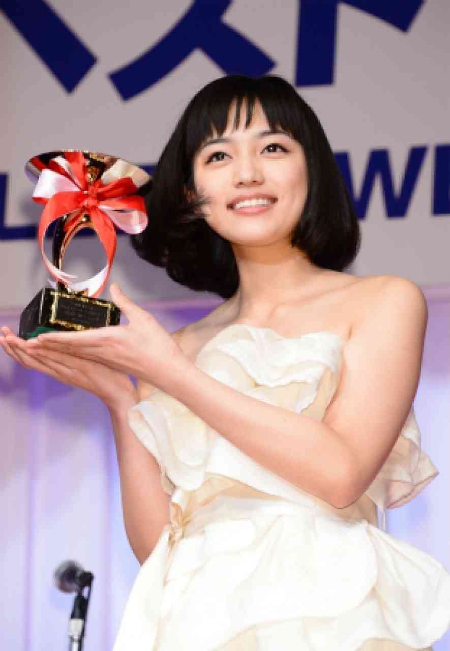 川口春奈「自分が世界で一番かわいいと思っていた」小学生時代からの変わらぬ姿に驚きの声も | リアルライブ