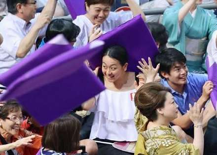 フィギュアの小塚崇彦、コロナ禍でも「夜遊び再開」に疑問の声