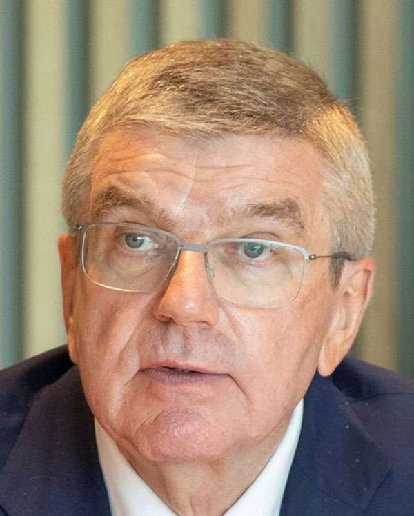来日したバッハ会長の医療用高機能マスクにネット民が総ツッコミ「危険地帯だとわかってるじゃん」（東スポWeb） - Yahoo!ニュース