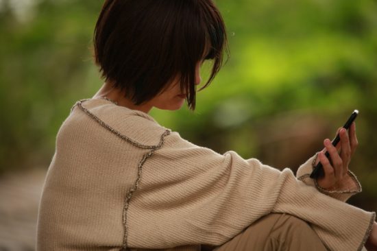 コロナ禍の自殺増で注目を集める「いのちの電話」。繋がりにくい理由は相談員の減少にあった
