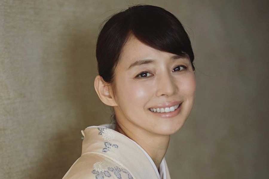石田ゆり子、ワンコにデレデレ2S公開「どちらも可愛くて、まいりました」 | ENCOUNT
