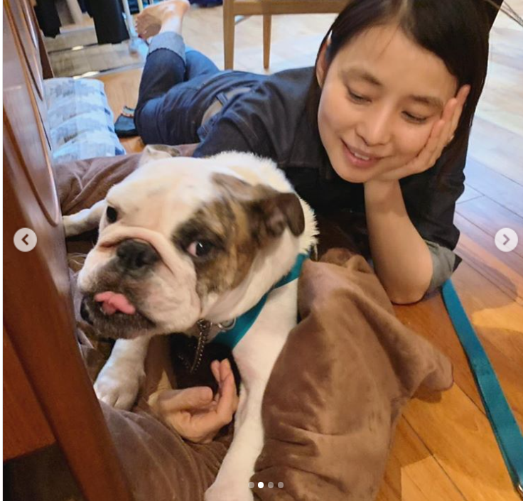 石田ゆり子、ワンコにデレデレ2S公開「どちらも可愛くて、まいりました」