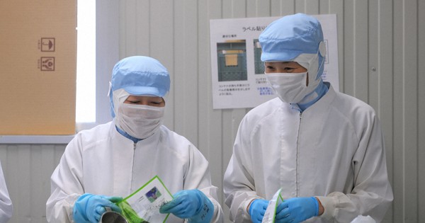 コロナで変わる世界：＜仕事編①＞雇用激変 JAL社員、食品工場で袋詰め作業 - 毎日新聞
