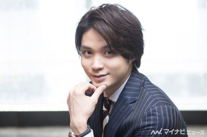 磯村勇斗、『恋する母たち』オフィスでの“強引なキス”はハプニング「勢いよくやったら…」