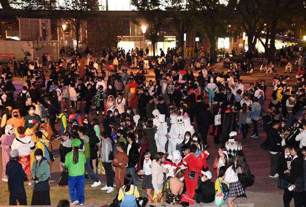 若者でごった返す福岡のハロウィン マスクをしない参加者も (2020年11月1日掲載) - ライブドアニュース