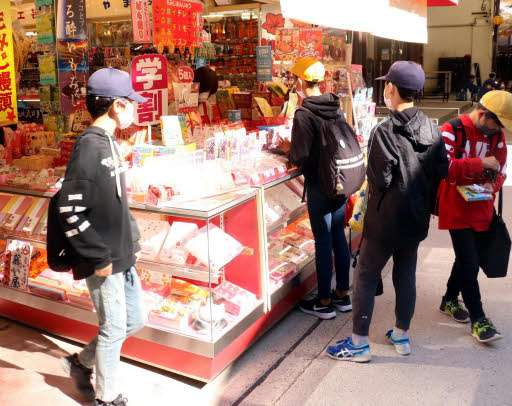 修学旅行生、「GoTo」で大人買い　土産物店にクーポン特需　世界遺産の島・宮島