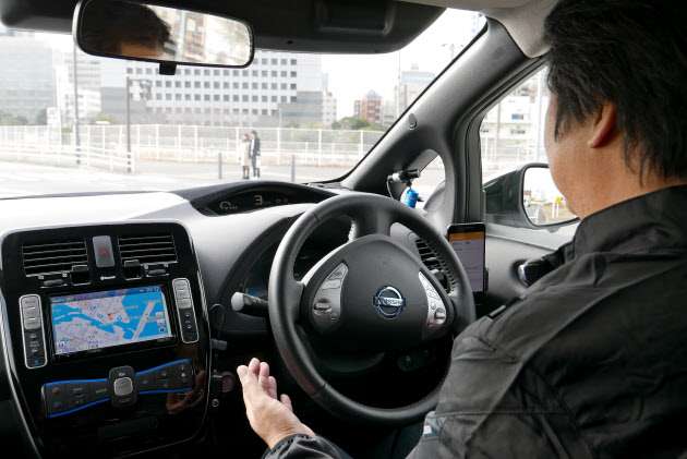 自動運転中の事故、車の所有者に賠償責任　政府方針