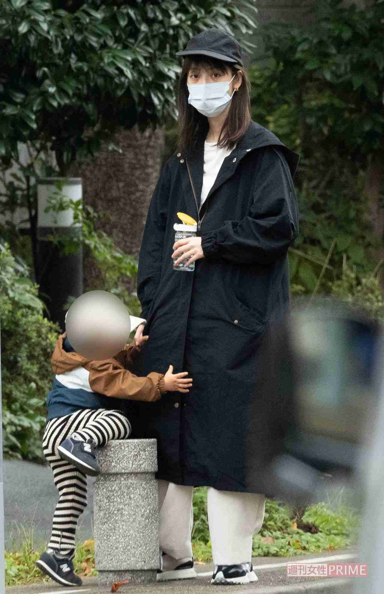 佐々木希が路上で息子と “おやつごっこ”、お散歩デートがかわいすぎる