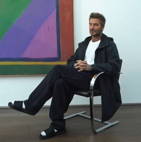 デヴィッド・ベッカム、妻ヴィクトリアのファッションショーへ　白靴下＆サンダル姿が大ひんしゅく　