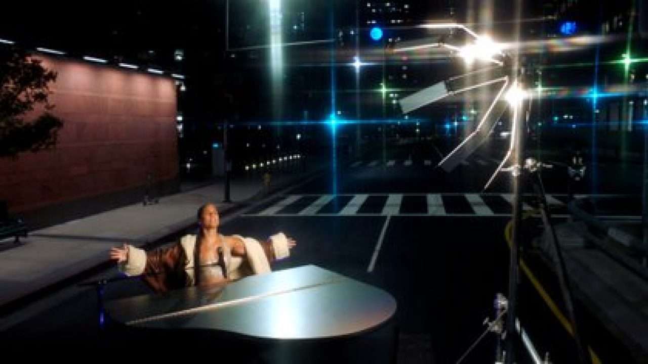 アリシア・キーズ、MTV EMAでのフルマスク姿に賛否「ゴージャス!」「まるでフォートナイトの