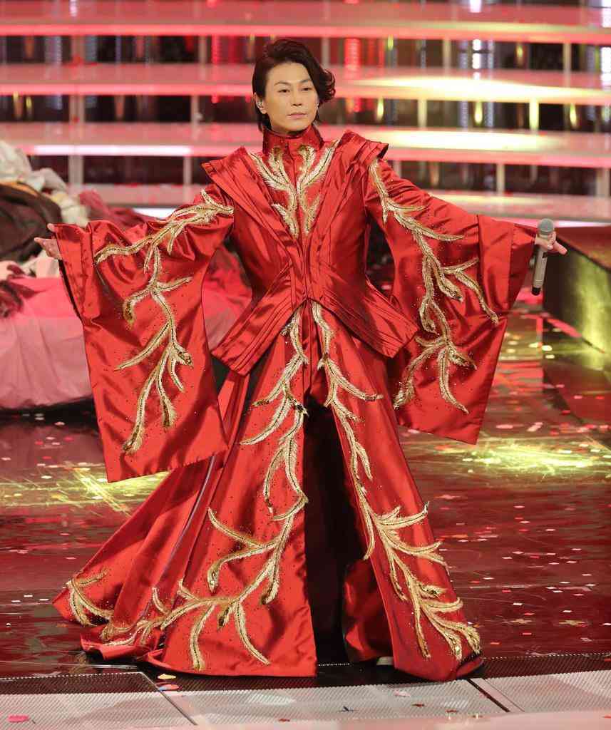 氷川きよしが美脚際立つデニムブーツインの私服姿で紅白出場報告「私は私らしく本番は歌わせていただきます」