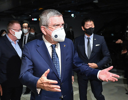 来日したバッハ会長の医療用高機能マスクにネット民が総ツッコミ「危険地帯だとわかってるじゃん」