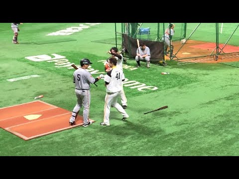 【現地映像?】日本シリーズ第3戦前‼️中島選手にデッドボールを当てた石川柊太選手が謝罪&チャチャを入れにくる千賀滉大投手　in PayPayドーム　2020.11.24 - YouTube