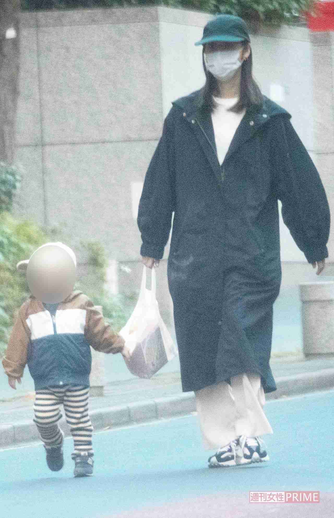 佐々木希が路上で息子と “おやつごっこ”、お散歩デートがかわいすぎる