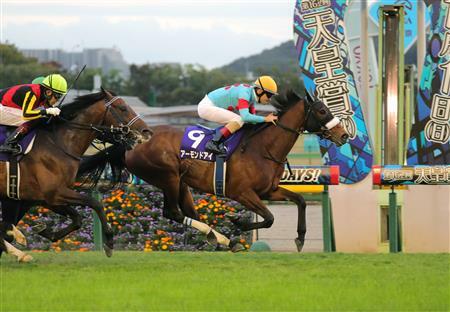 【天皇賞・秋】歴史的快挙！アーモンドアイが牝馬初の連覇＆史上最多の芝G18勝目　ルドルフやディープら名馬も果たせなかった“壁”突破