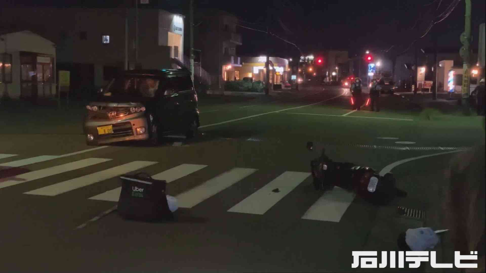 Uber Eats配達員が意識不明の重体…交差点で配達中とみられる原付バイクと軽乗用車が衝突