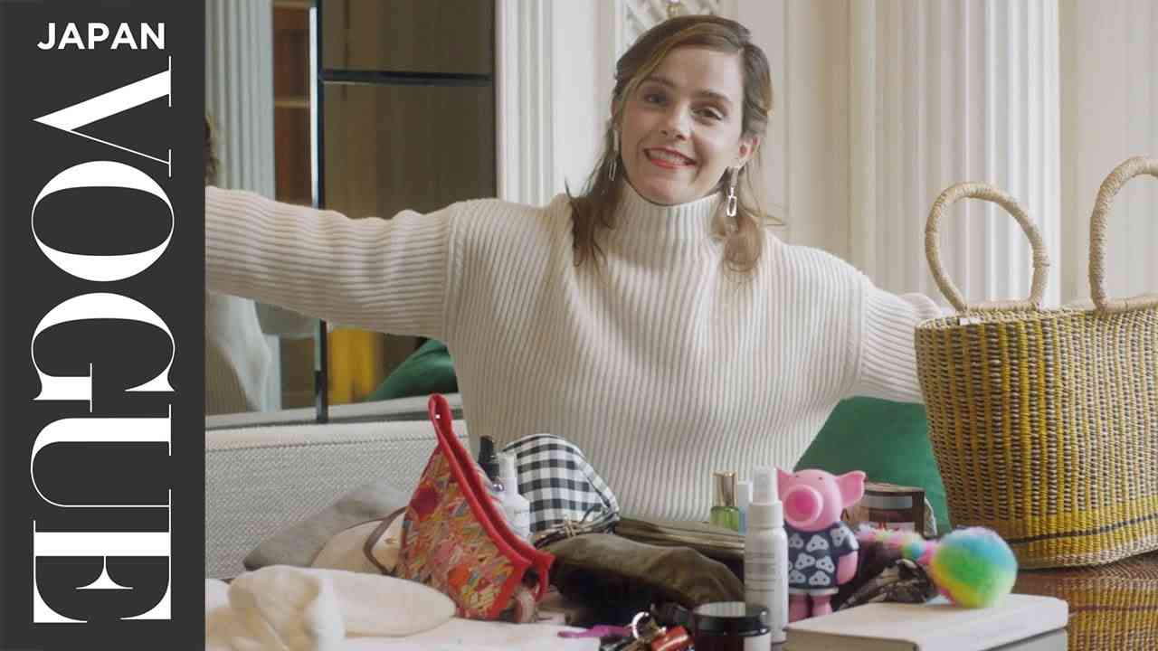 エマ・ワトソンのバッグの中身を公開！| In The Bag | VOGUE JAPAN - YouTube