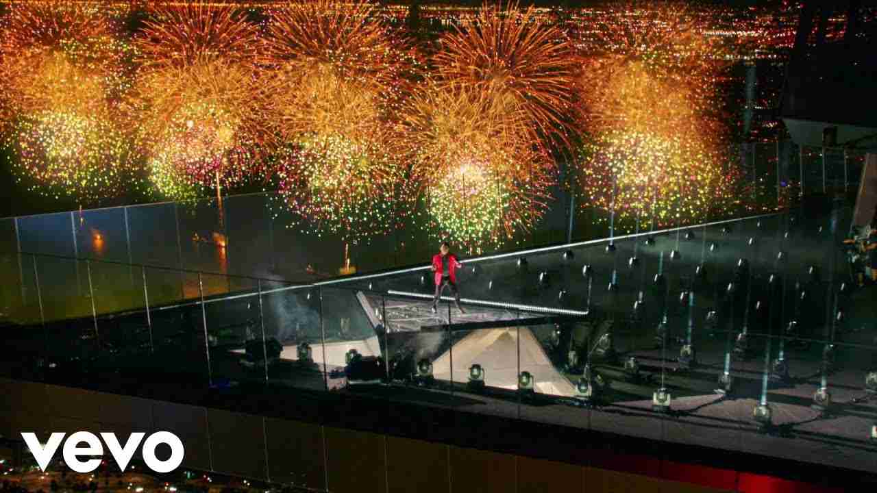 The Weeknd - Blinding Lights (Live On The 2020 MTV VMAs) - YouTube