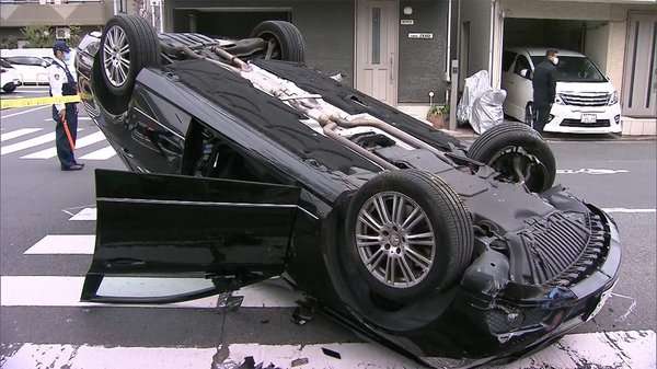 70代女性運転のベンツ横転　バックで駐車を誤って前進