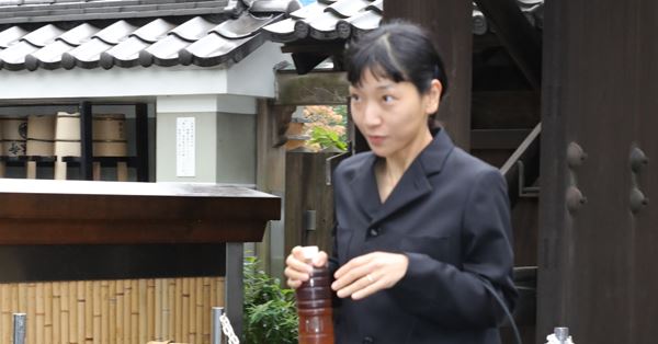 安藤サクラ 母はディスコ葬希望！個性的な葬式が増加中のワケ | 女性自身