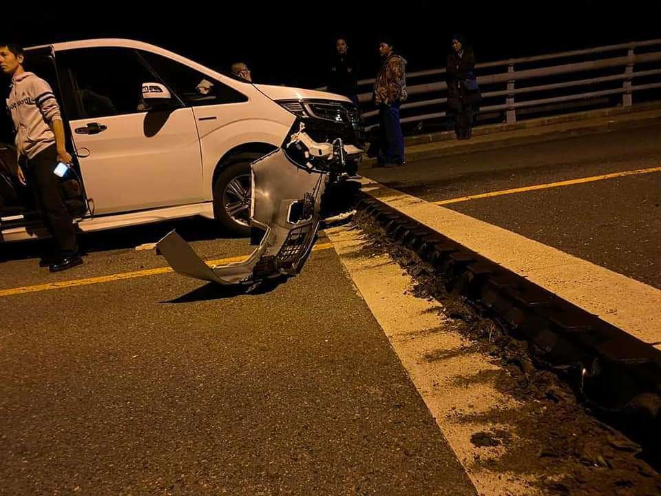 橋と道路のつなぎ目に20センチの段差、車が衝突　山口・上関町