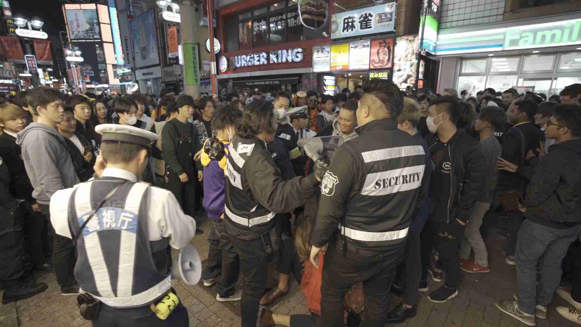             渋谷ハロウィンの混乱を抑えた“コワモテな民間警備員たち”の正体 | 日刊SPA!        