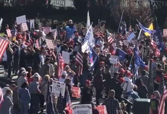 敗北宣言なしの大統領選挙、トランプ支持者らが武装して集会も！議事堂を数千人の支持者らが取り囲む！「トランプに忠誠を誓う」│情報速報ドットコム