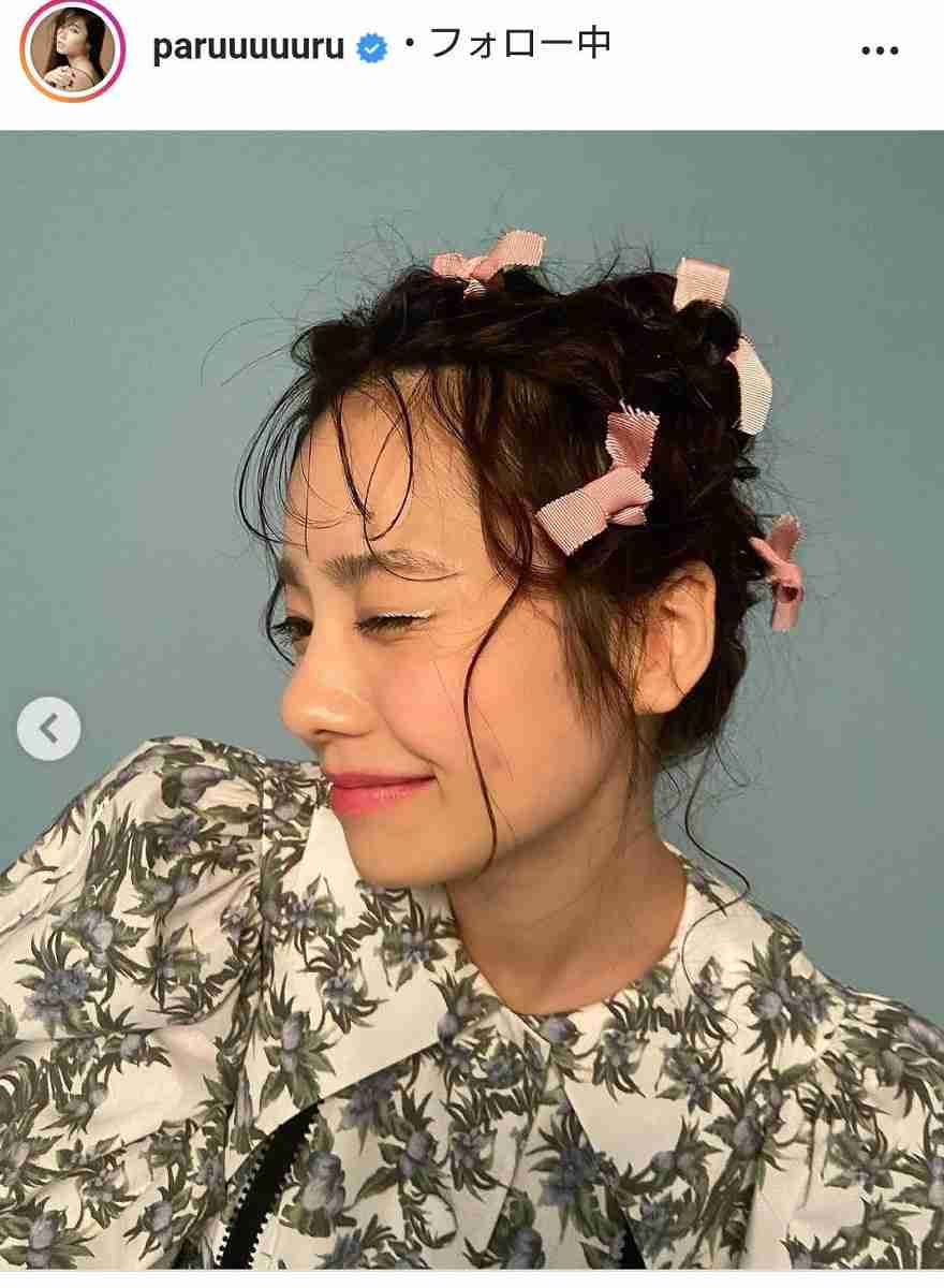 島崎遥香、白ラインメイク＆ピンクリボンを結んだ個性的ヘアが反響「髪型ねずこみたい」「超絶綺麗」