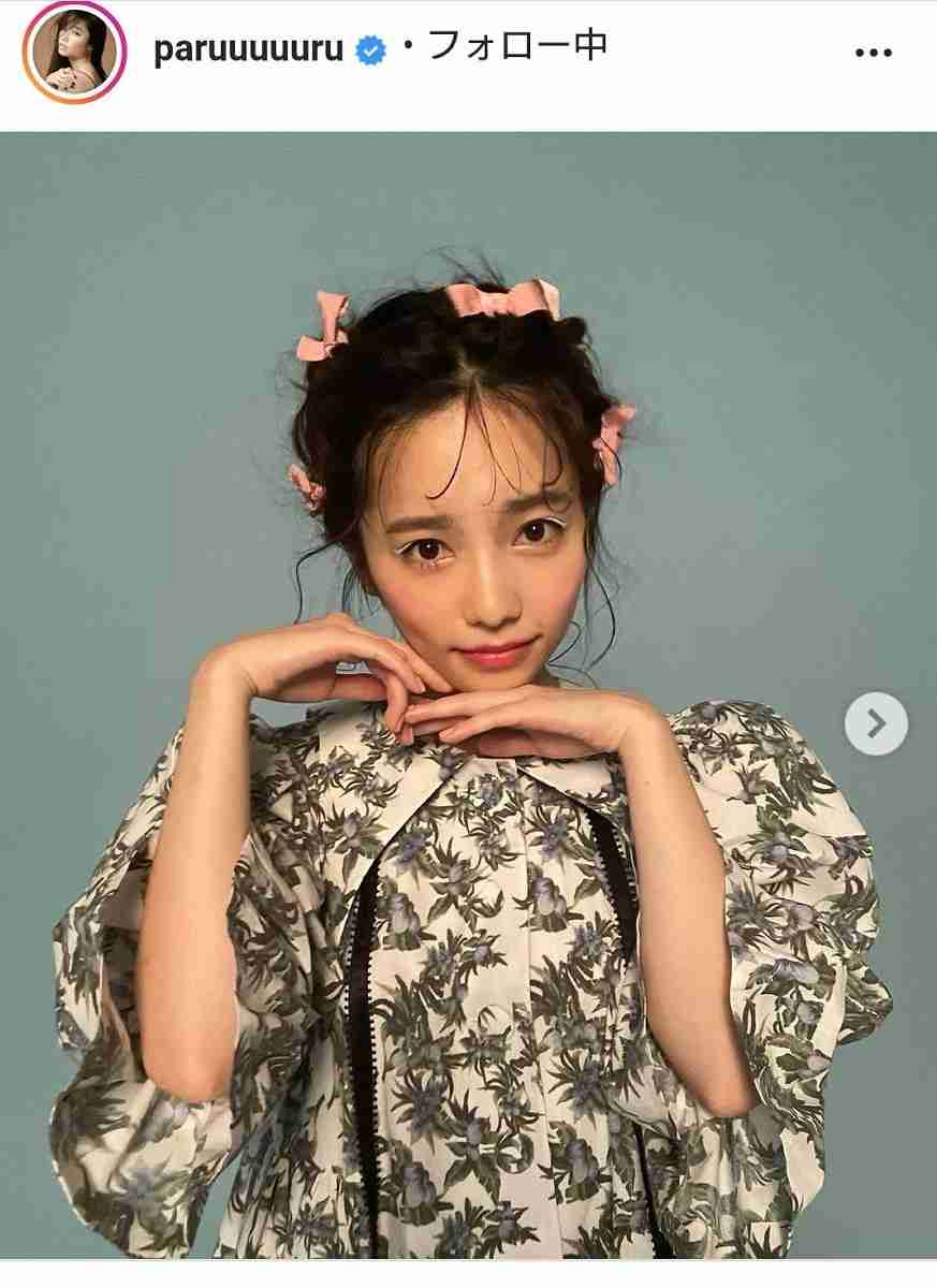 島崎遥香、白ラインメイク＆ピンクリボンを結んだ個性的ヘアが反響「髪型ねずこみたい」「超絶綺麗」 : スポーツ報知