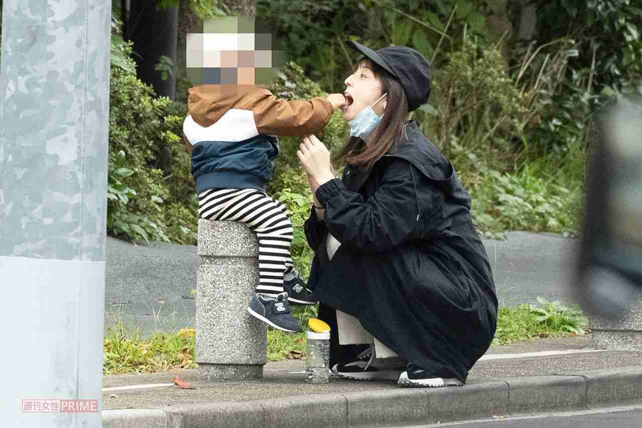 佐々木希が路上で息子と “おやつごっこ”、お散歩デートがかわいすぎる | 週刊女性PRIME