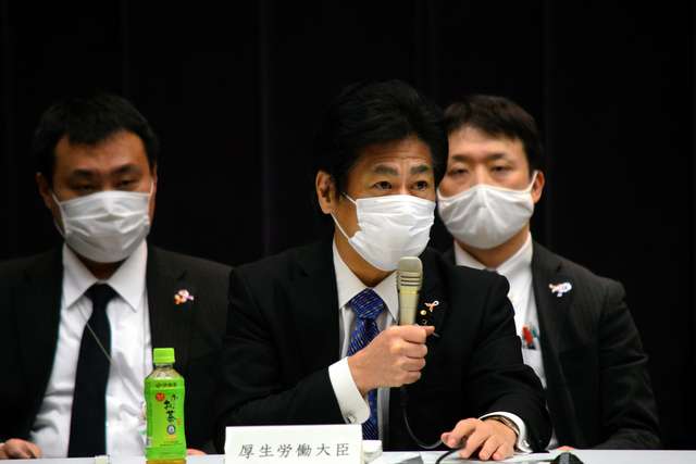 食事中も飲食用マスクを…厚労相、分科会に呼びかけ要請（朝日新聞デジタル） - Yahoo!ニュース