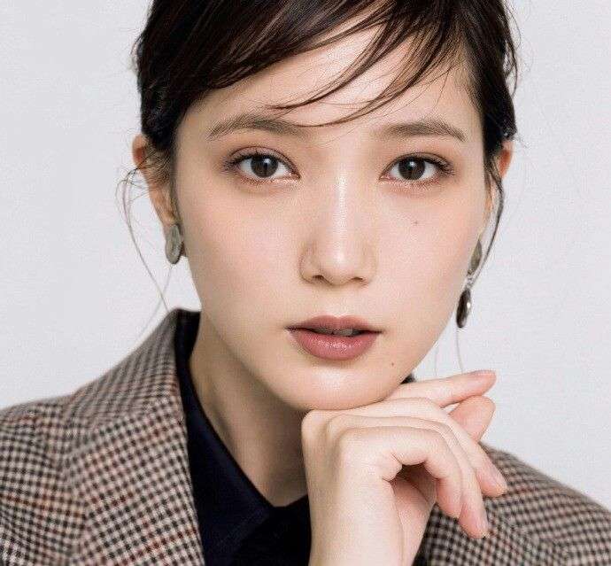 濃いメイクが似合う女優さん