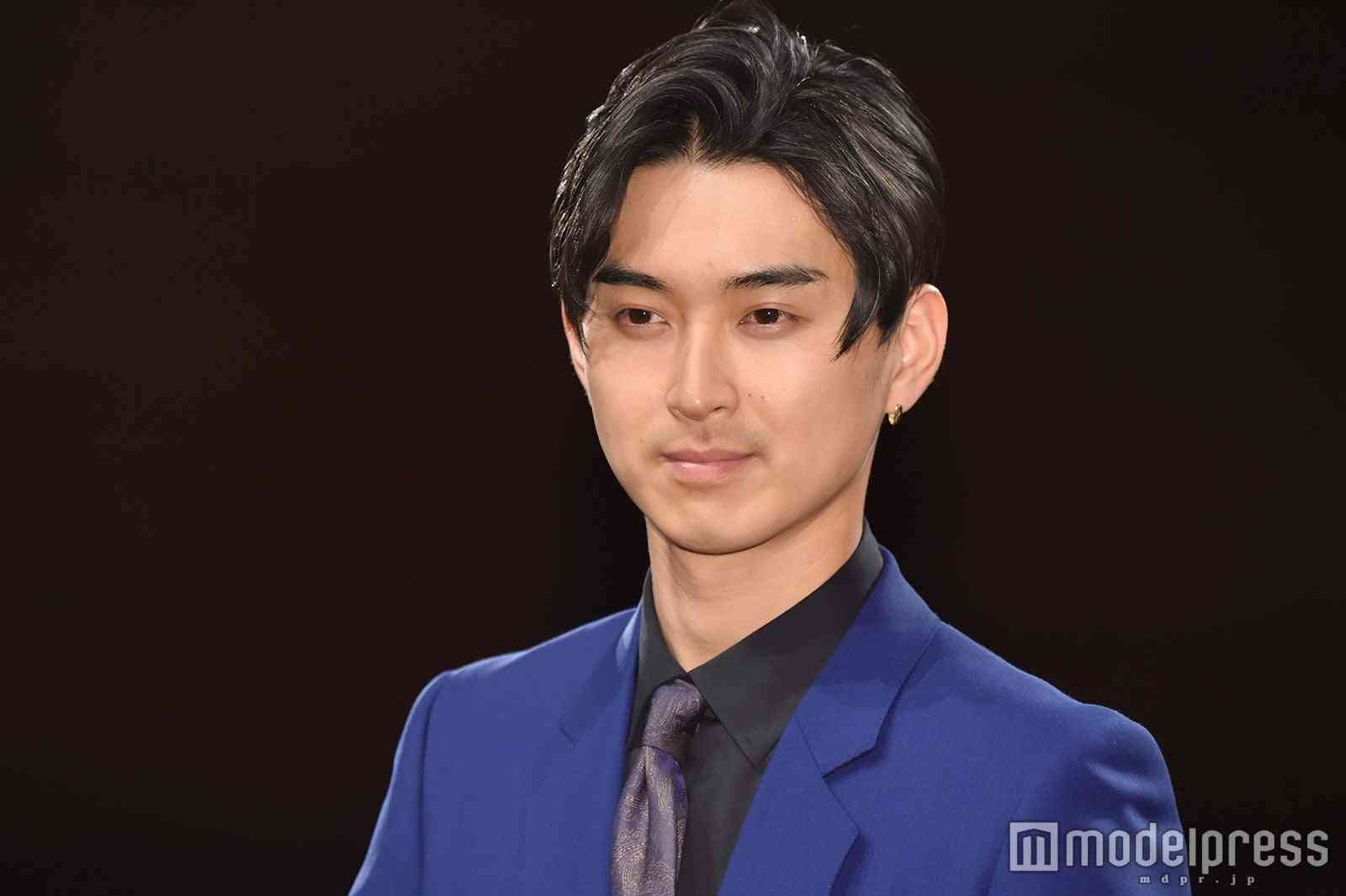 松田翔太、スタイリッシュな長髪×マスク姿に「目の保養」の声