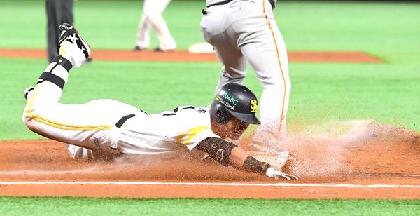 ソフトバンク長谷川ヘッスラ及ばず悔しさあらわ…巨人吉川尚の美技に適時打を阻まれる（西日本スポーツ） - Yahoo!ニュース