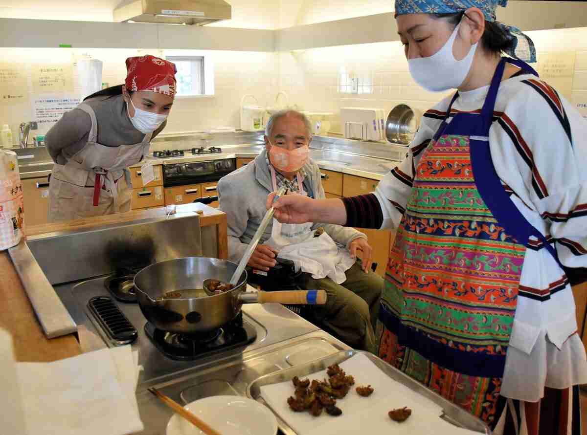 カイコのさなぎ、ゆでたら「意外にクリーミー」　昆虫食、学校給食にいかが？｜文化・ライフ｜地域のニュース｜京都新聞