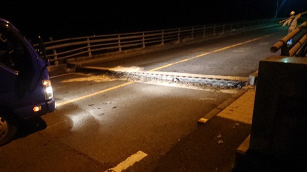 橋と道路のつなぎ目に20センチの段差、車が衝突　山口・上関町