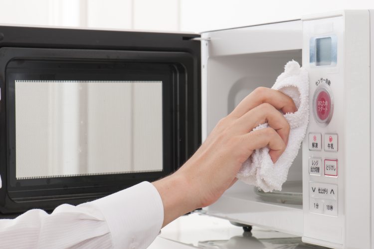 「電子レンジのお掃除頻度」を主婦239人に聞いた！こまめ派とたまに派の差が浮き彫りに…
