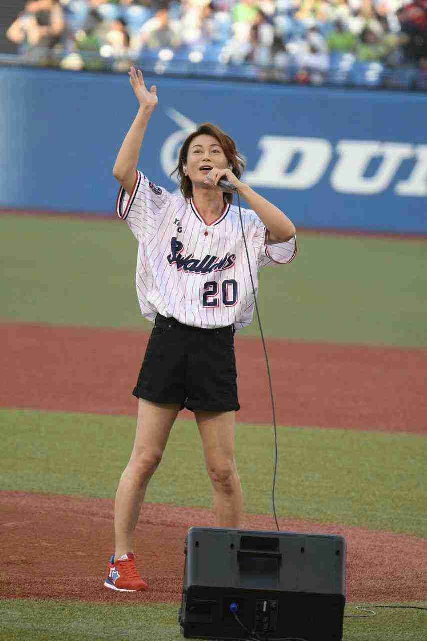 氷川きよしが美脚際立つデニムブーツインの私服姿で紅白出場報告「私は私らしく本番は歌わせていただきます」