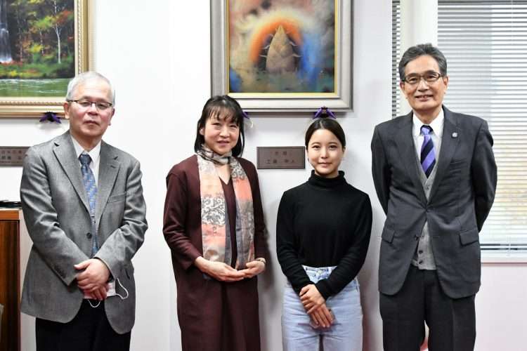 女子スキージャンプ選手　高梨沙羅さんが学長を表敬訪問しました｜弘前大学