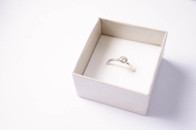 「妻から結婚1周年記念に30万円のブランド品をねだられた」という相談に「1年目の額ではない」「離婚届をプレゼント」など反応続々 | キャリコネニュース