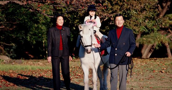 令和初の天覧競馬は“幻”に…陛下ご観戦でミラクル起きたことも | 女性自身