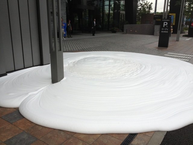 銀座の路上が泡だらけ！ボディーソープを流し台に捨てたらこのざまだよ…