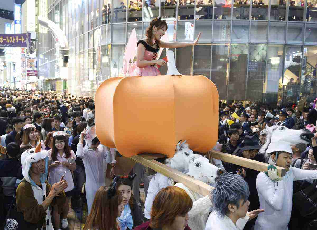 ハロウィンに会わせてマスク反対運動が開催される　過去にクラスターフェスを開催
