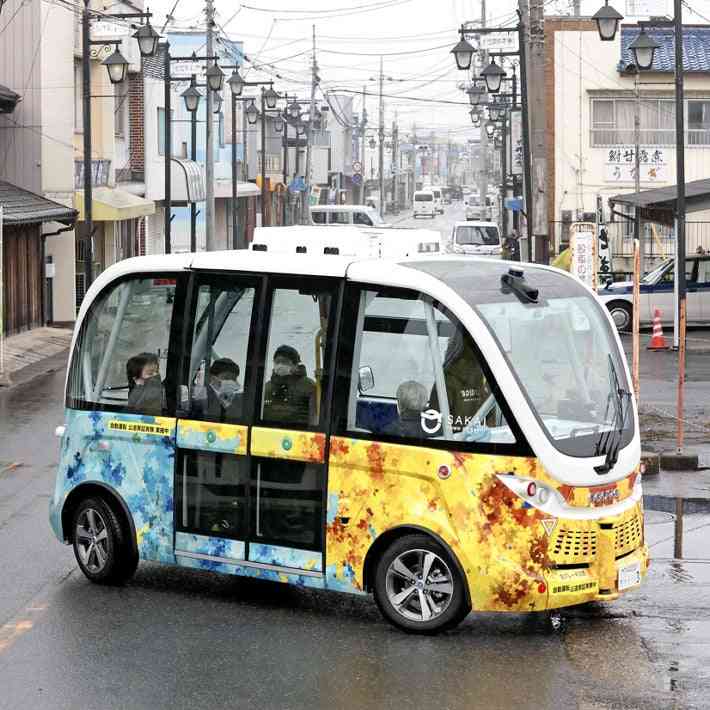 自動運転バス、国内初の定期運行…町中心部を１８キロで走行 : 科学・ＩＴ : ニュース : 読売新聞オンライン
