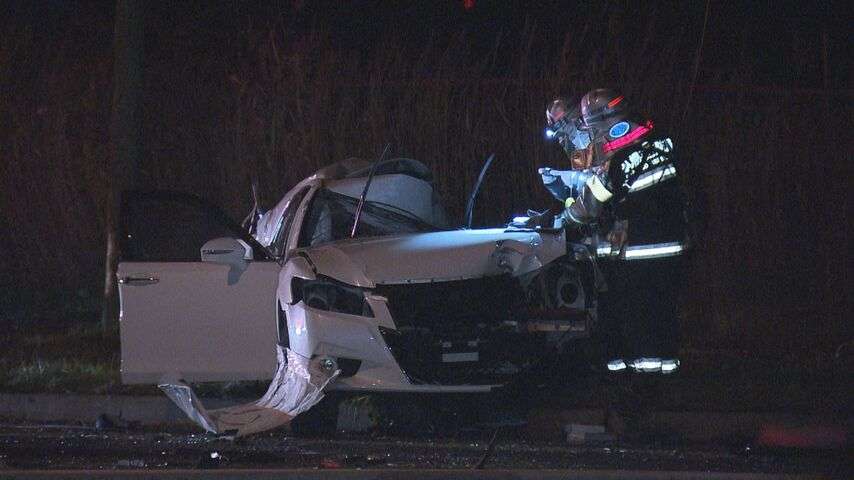 乗用車２つにちぎれ、炎上…19歳の専門学校生死亡、電柱に激突か