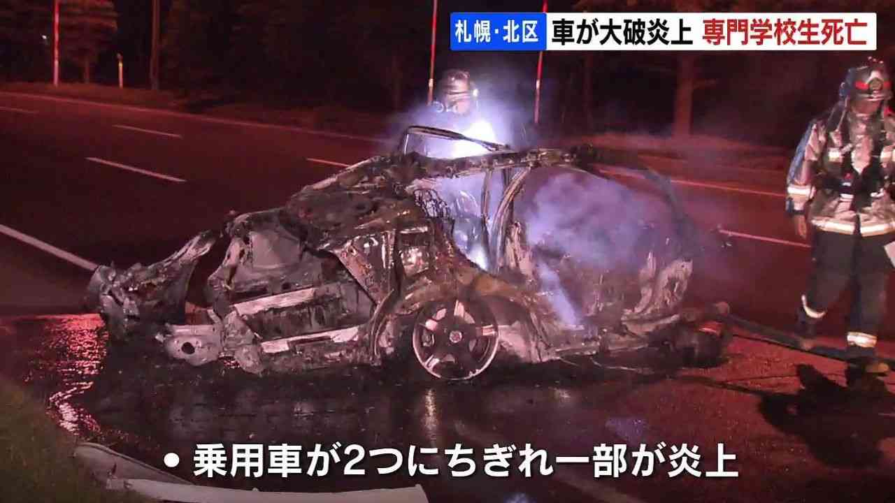 乗用車２つにちぎれ、炎上…19歳の専門学校生死亡、電柱に激突か