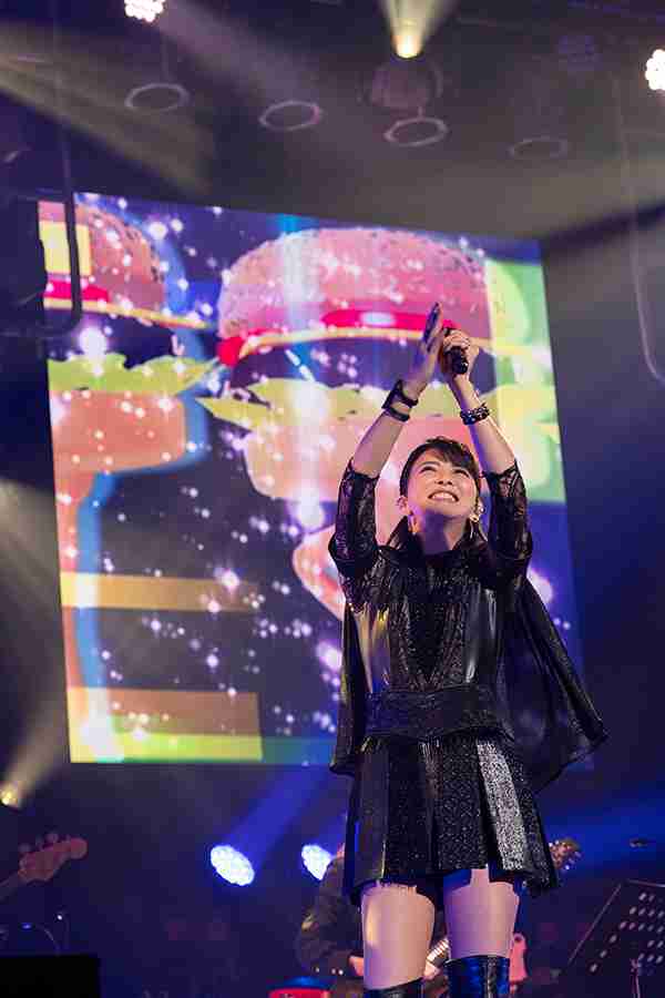 森高千里、トレードマークのミニスカ衣装で熱唱　“アイドル継続中”アピール