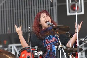 ボーカル以外の画像でバンド名が分かったらプラスするトピ