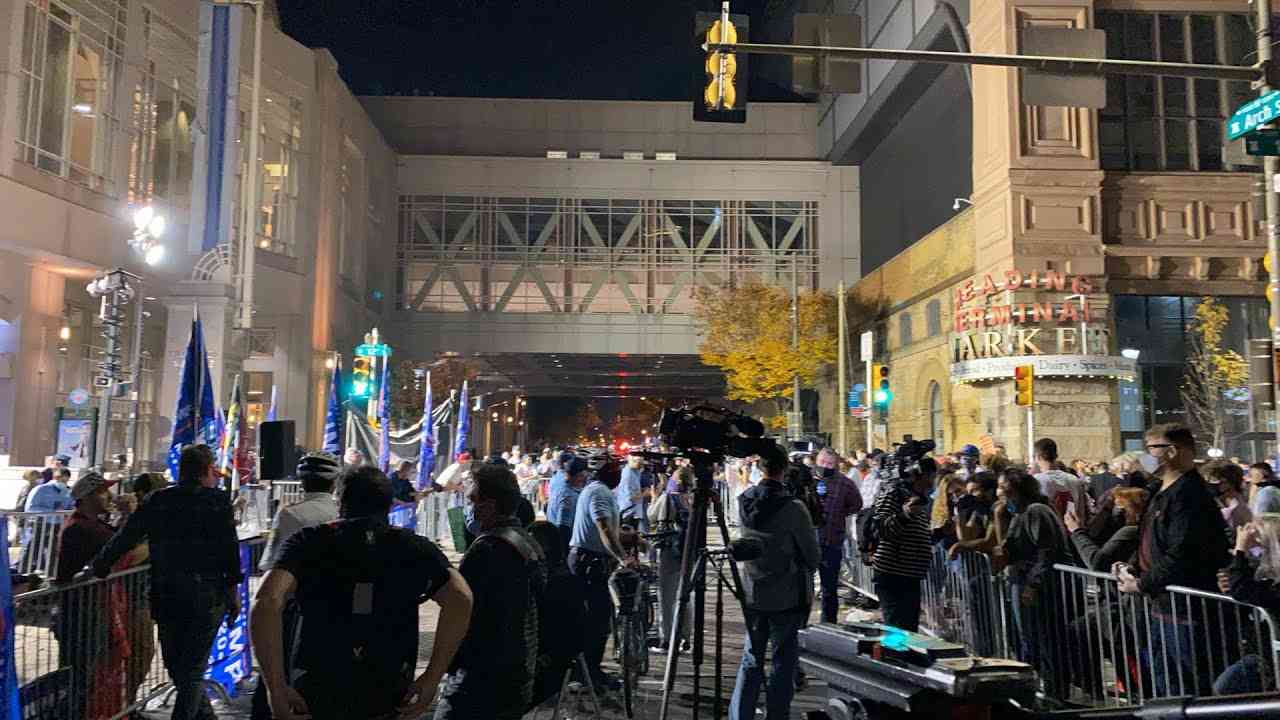 フィラデルフィア開票所前から　抗議活動続いています　生配信 - YouTube